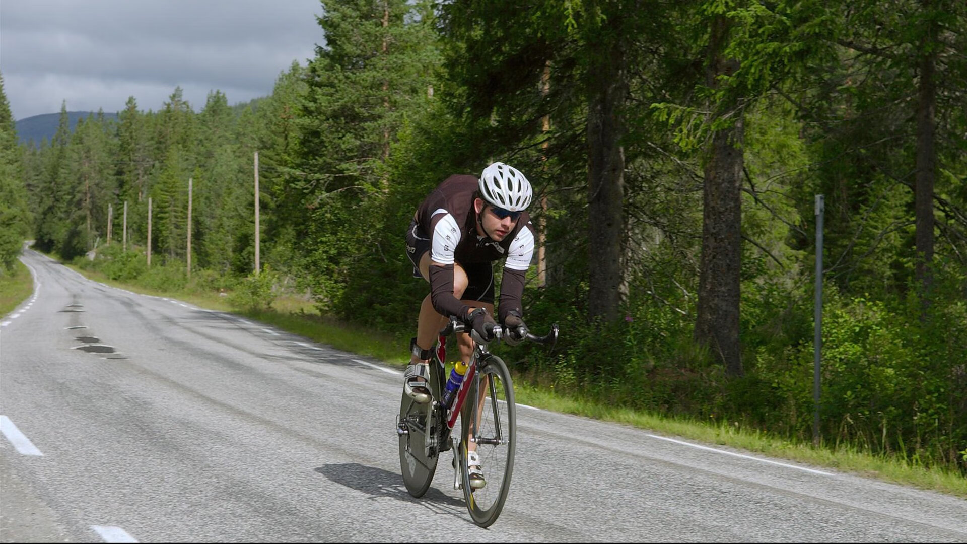 开云官网2026-赛道与球场的双重奏，当F1悬念终结于骑士的铁蹄